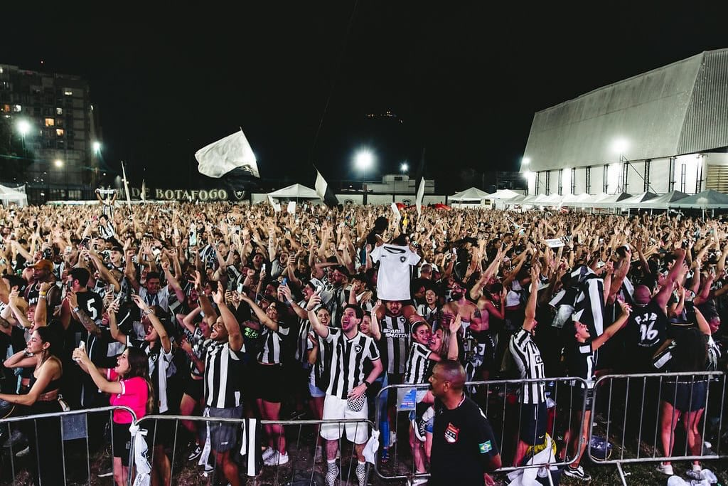 Uma foto, uma lembrança de um dia eterno. Mais de 7.000 alvinegros, no maior público da história do nosso clube, pós estádio, vibraram com a maior conquista da nossa história ⭐️
Você estava lá?
