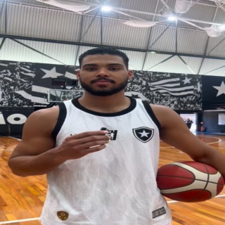 Rolé Alvinegro com o @derickmachado_8! 

Dentro das quadras, ele é puro talento e habilidade. Fora delas, é carisma e muita resenha! 

Ah, e passando para lembrar que: amanhã é dia de apoiar o @botafogobasqueteoficial na @nbb! O duelo contra o Mogi começa às 20h30, no Ginásio Oscar Zelaya.

Nos vemos em General Severiano! 

🎥 @martinssdanii_