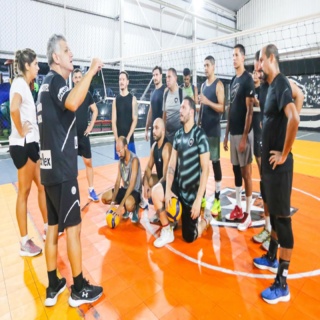 Ontem iniciamos os treinos do Vôlei Master Masculino, em nossa sede de General Severiano. Sob o comando do técnico Omar, o primeiro treino teve foco nos fundamentos, condicionamento físico e dinâmica de jogo, servindo como avaliação inicial dos atletas.

O projeto começou 100%. Todas as equipes já estão em atividade. Agora é foco total nos treinos, seguindo as orientações da comissão técnica e trabalhando forte para os campeonatos que vêm pela frente. A jornada está só começando, mas o objetivo é claro: construir um projeto competitivo e levar o Glorioso à elite do vôlei master nacional.

#botafogo #botafogosocialolimpico 

📸 @foto_wallacelima