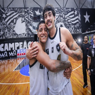 Vitória do GLORIOSO!🔥

Com grande atuação e emoção no final o Botafogo venceu hoje (5) a equipe do Mogi por 70 a 69 emplacando a sua 2a vitória consecutiva em casa! 

O Alvinegro vem fazendo uma campanha de recuperação no segundo turno do NBB, após bom jogo contra Corinthians (onde o alvinegro foi superado na ultima bola) e vitória sobre o São José, agora foi a vez do Mogi ser superado no Oscar Zelaya. 

Em partida que teve a transmissão do Sportv o Glorioso fez um grande jogo, liderando o confronto do início ao fim. Nos últimos segundos o Mogi chegou a empatar o jogo que foi decidido mais uma vez pelas mãos de Matheusinho que com mais uma atuação de gala chegou a 24 pontos 4 assistências e 7 rebotes, chegando a incríveis 25 de eficiência. Também foram destaque Paulo Scheuer com 14 pts e 77% de aproveitamento, e Derick Machado com 11 pts  1 assistência e 3 rebotes.

Com a vitória o Fogão deixou a zona de rebaixamento e pode começar a figurar entre a zona de classificados para playoffs.