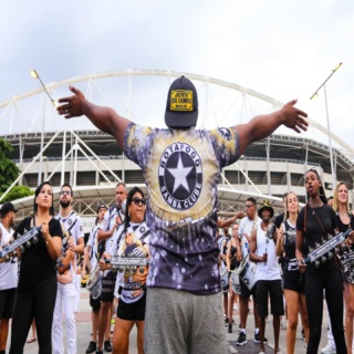 A Botafogo Samba Clube arranca rumo a Sapucaí!

No penúltimo ensaio de rua antes do desfile, a escola alvinegra mostrou a alegria e garra de sempre. Tendo como pano de fundo nosso estádio e contando com o apoio do clube, Burle Marx foi exaltado com toda força da comunidade alvinegra.

Vamos pra cima!

#botafogo #botafogosambaclube #botafogosocialolimpico 

📸 @foto_wallacelima