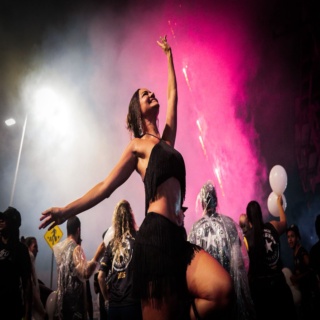 Botafogo Samba Clube faz último ensaio de rua antes do desfile na Sapucaí.

Foram meses de trabalho duro até o último ensaio de rua e a comunidade alvinegra compareceu entusiasmada na rua Doutor Padilha, na entrada do Setor Leste do nosso estádio.

“Hoje é mais um marco em nossos preparativos rumo à Sapucaí. Estamos muito confiantes que faremos um grande desfile” afirmou o presidente da agremiação, Sandro Lima

Mesmo com a chuva, que foi e voltou durante o encontro, o ensaio evolui com empolgação ao som da poderosa Ritmo Alvinegro, nossa bateria nota 10.

Com a parceria oficial do nosso, a escola vai com tudo para fazer bonito na Série Ouro do Carnaval 2026.

#Botafogo #Carnaval