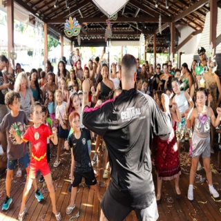 Se liga no carrossel de fotos!
Bailinho do General 2026 🦹🏼♂️🦸🏿♂️🧙🏻♀️💕
Mais do que uma festa ou um evento, o Bailinho do General é uma celebração de renovação e amor por nosso clube e pelas famílias alvinegras.
Centenas de foliões, que circularam embalados pelo propósito de brincar o carnaval, fizeram do Bailinho do General 2026, um encontro de energia e máxima alegria.
Até 2027. Feliz terça de carnaval para todos!
