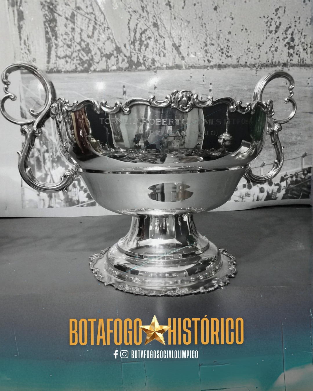 Vamos de #TBT hoje lembrando do troféu de campeão do Torneio Roberto Gomes Pedrosa (Rio-São Paulo).
O troféu foi conquistado em 17 de maio de 1962, com a vitória por 3x1 sobre o Palmeiras, em jogo final realizado no Maracanã.
#Botafogo #BotafogoHistorico
⭐ Colaboração: Luiz Felipe Carneiro de Miranda (Botafogo Memória)