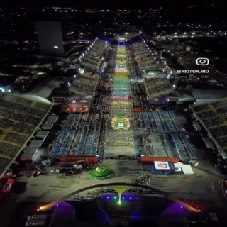 Avenida tomada pelo desfile mágico da Botafogo Samba Clube.
Que venha 2027!!!