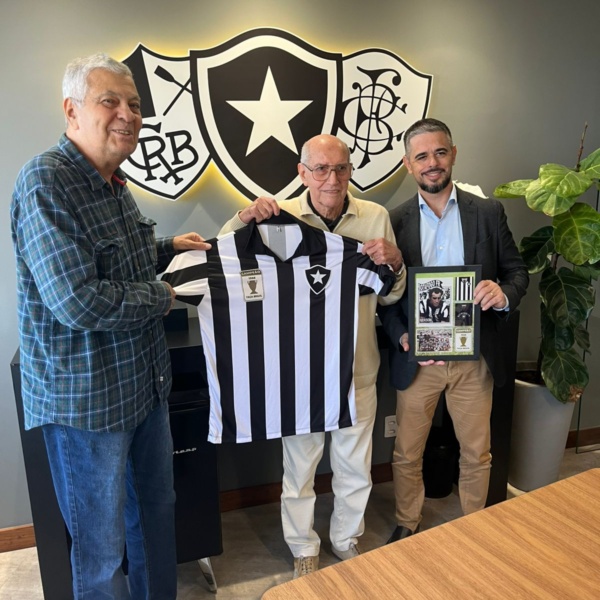 Gérson, Canhotinha de Ouro, recebe homenagem do Botafogo